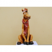 Лошадь с шарфом в шапке